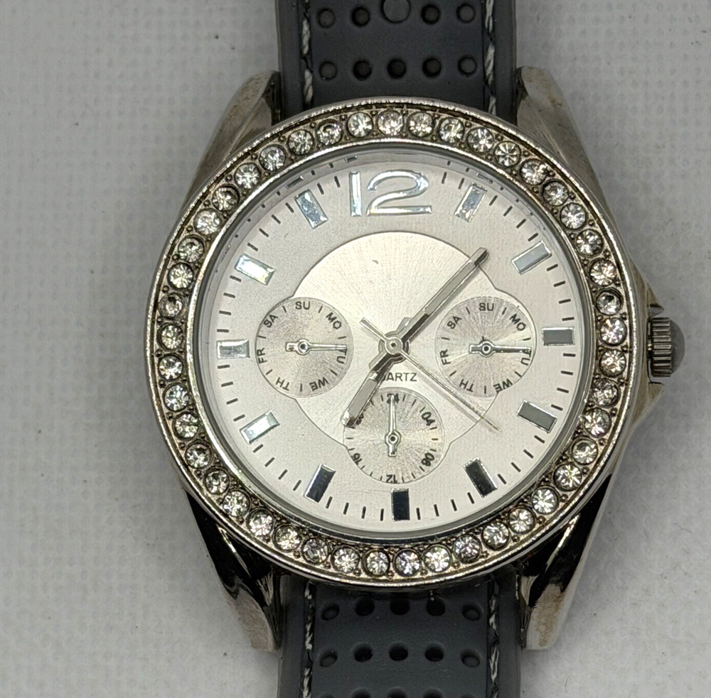 Accutime Analog Wristwatch with a Buckle Band and Quartz Movement